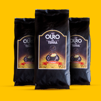 Três pacotes pretos do Café Ouro da Terra Gourmet com rótulo dourado