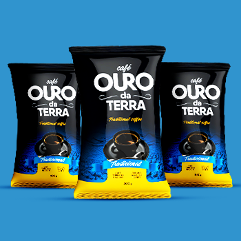 Três pacotes de 500 g do Café Ouro da Terra Tradicional, preto, azul e amarelo
